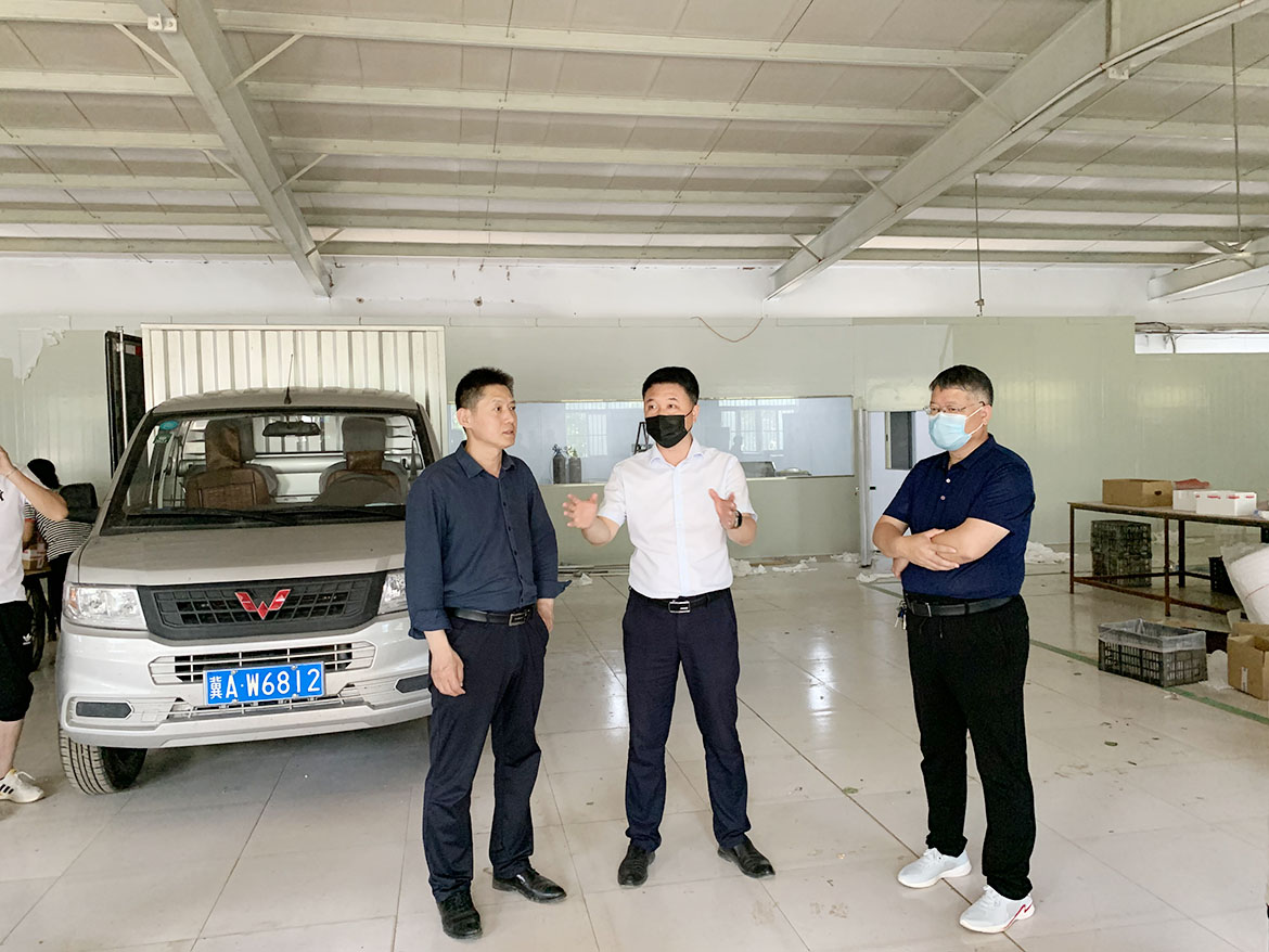 市扶貧辦主任孟釗檢查指導(dǎo)云大集車(chē)間工作